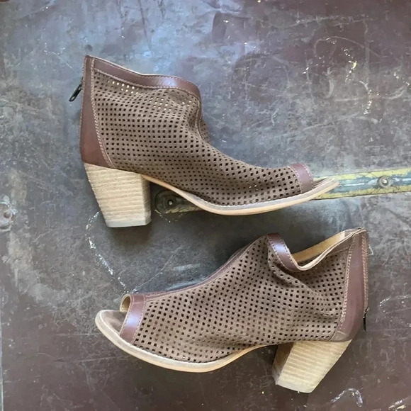 Brown Peep Toe Charles David Heeled Sandal 8 - Picture 2 of 5